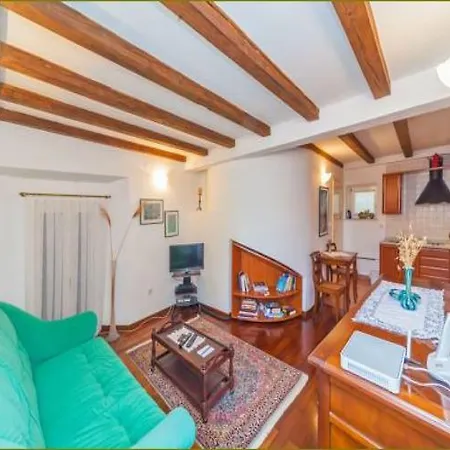 Vi-la Apartment